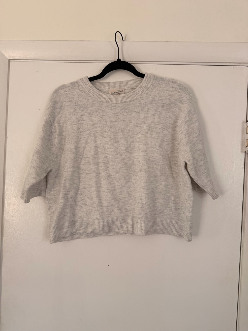 Universal Thread Light Gray Cropped Crewneck Sweater